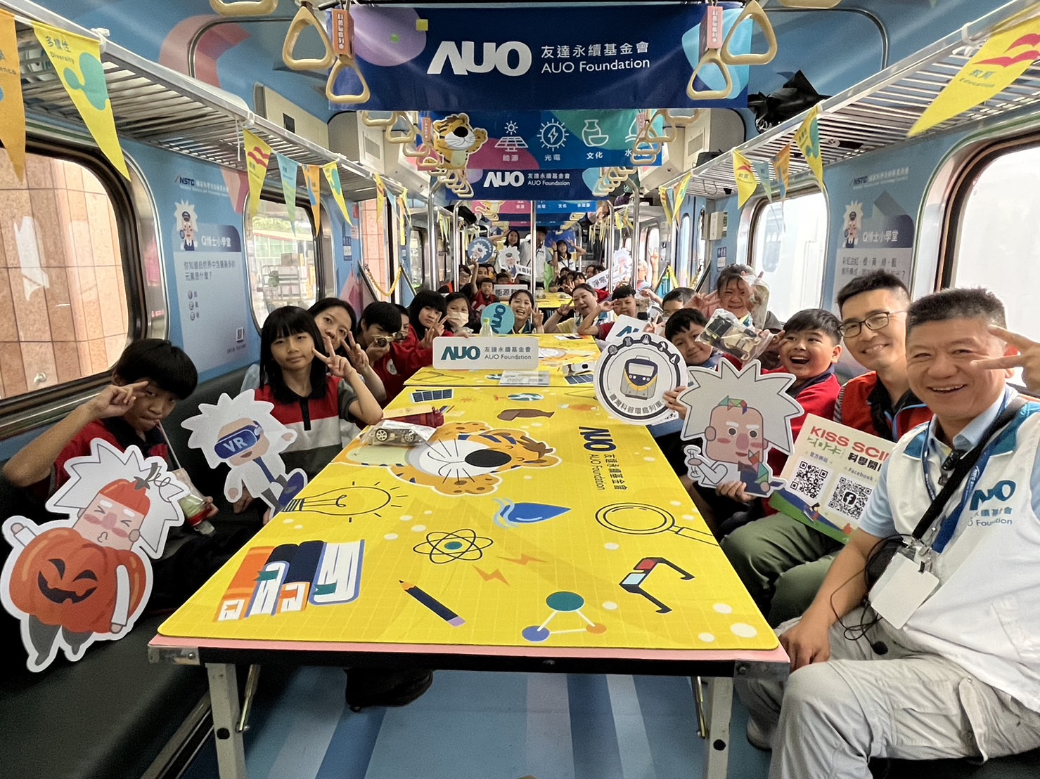 永續基金會參與「臺灣科普環島列車」，設計基礎科學車廂課程，以「淨零碳排和永續能源」為主題，讓學生透過創意實驗認識淨零知識，以及思考生活中的減碳行為