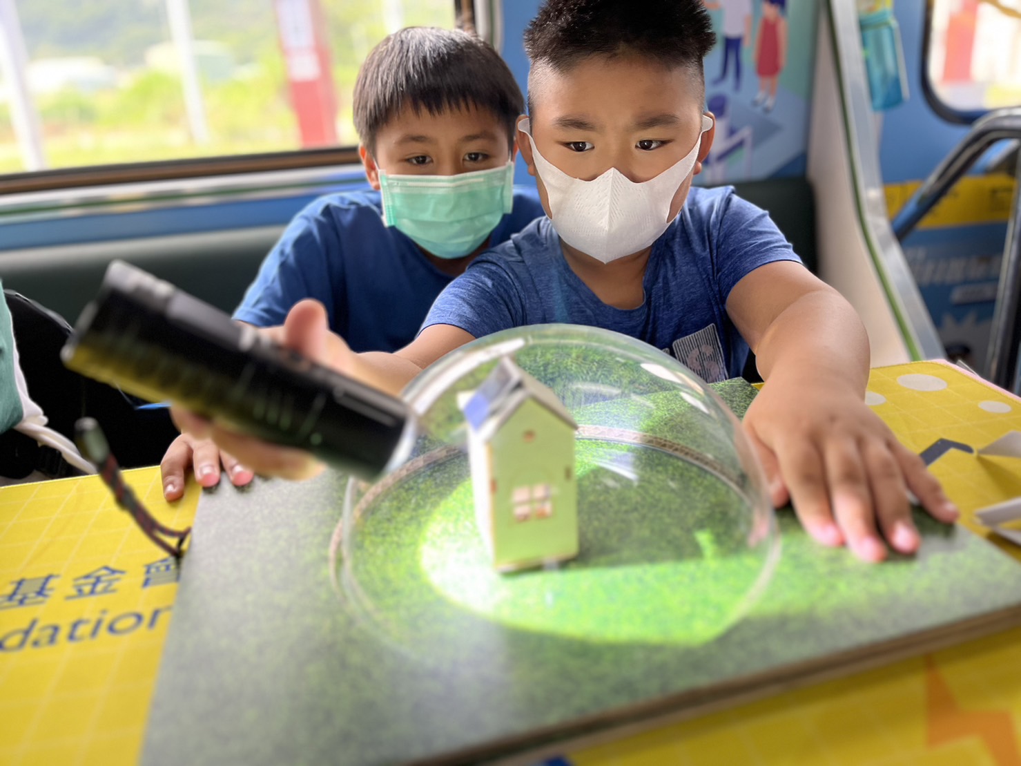 參與基礎科學主題車廂，以STEAM教學精神，設計「逐日科學家」、「太陽能工程師」以及「淨零建築師」三大能源科普課程和實驗
