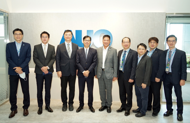 光電前進亞灣成立「AUO解決方案研發中心」，作為多元場域解決方案研發及試驗場域（圖中左為高雄市長陳其邁、圖中右為光電董事長彭双浪）